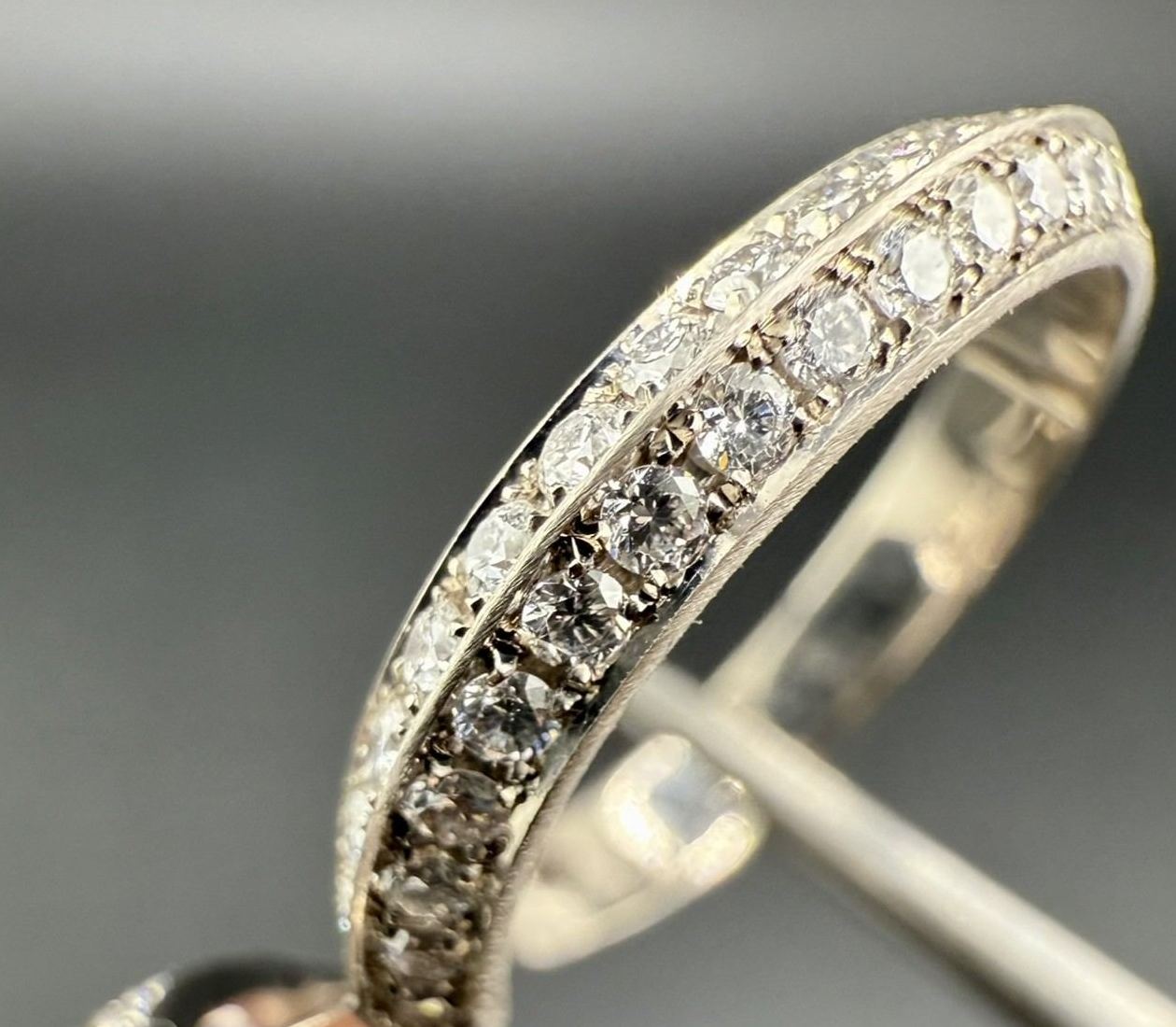 Pink diamond ring with pavé setting — SKJ Serti workshop, Antwerp