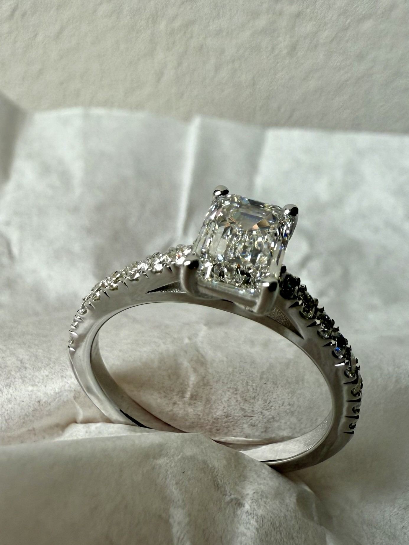 Emerald solitaire ring with pavé diamond setting — SKJ Serti workshop, Antwerp