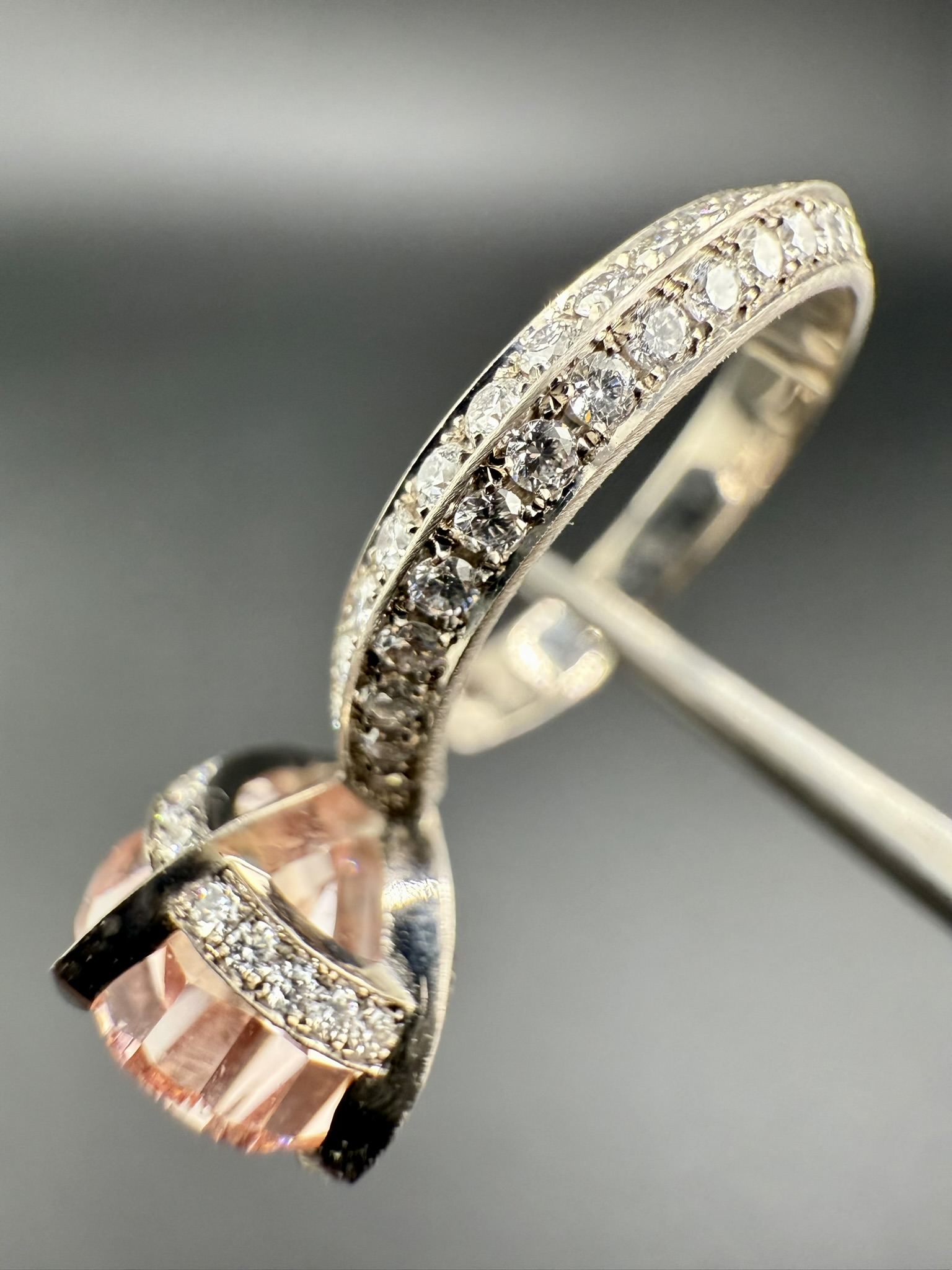 Pink diamond ring with pavé setting — SKJ Serti workshop, Antwerp