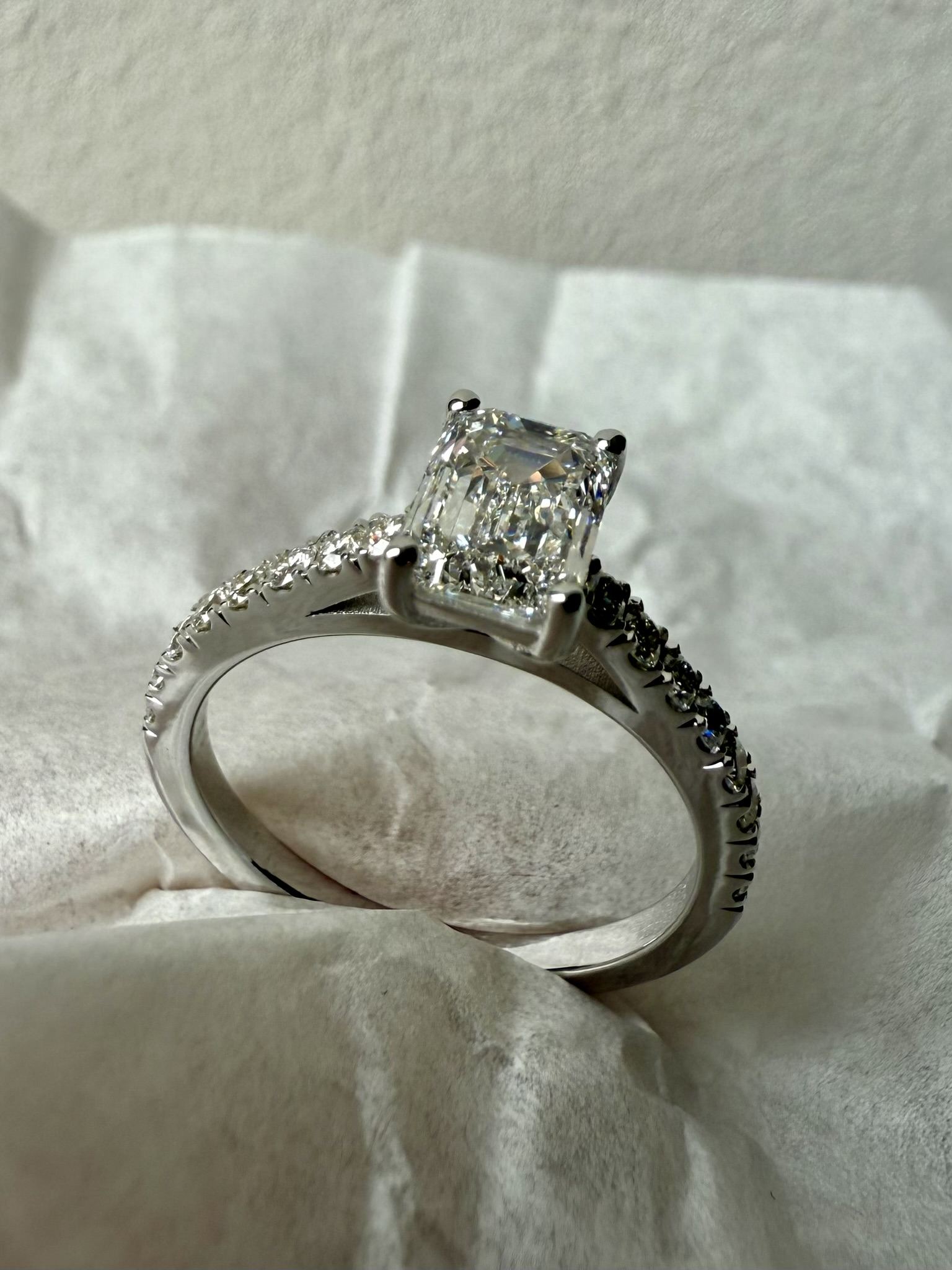 Emerald solitaire ring with pavé diamond setting — SKJ Serti workshop, Antwerp