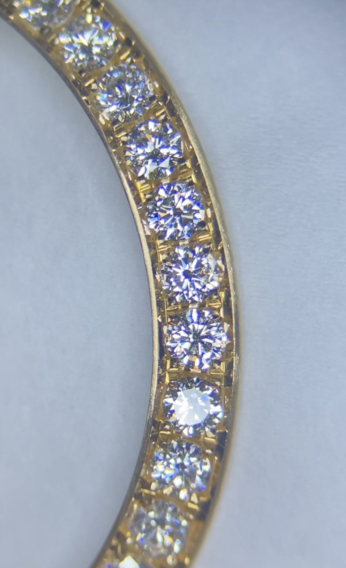 Pavé setting on gold, diamonds — SKJ Serti workshop, Antwerp